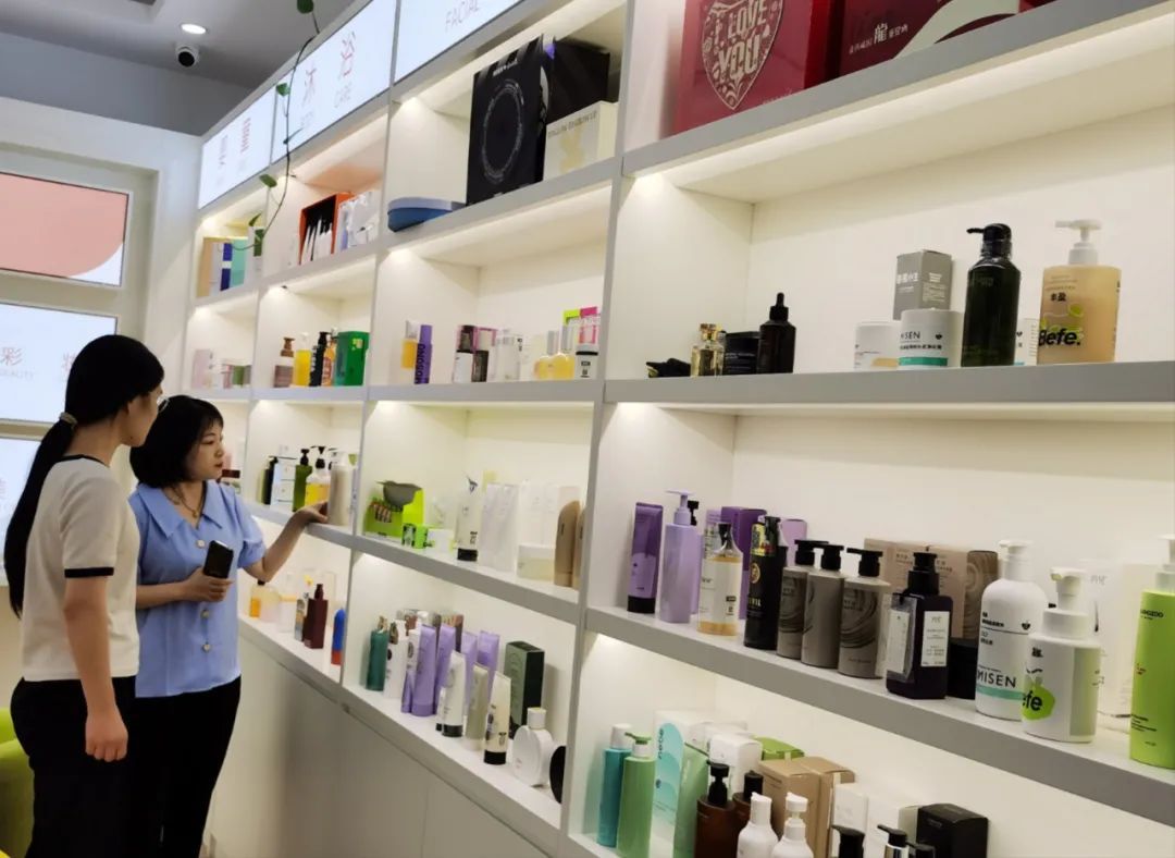 智能温控奶瓶、婴儿监视器等创新产品通过传感器与APP互联实现远程操控