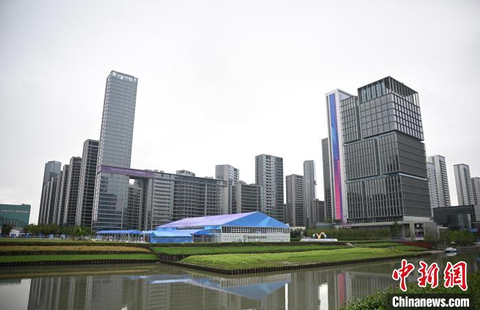 杭州亚运村正式揭幕，标志着中国体育代表团正