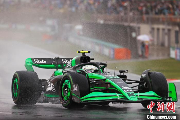 诺里斯在上海冲刺排位夺得杆位 周冠宇第十 中国