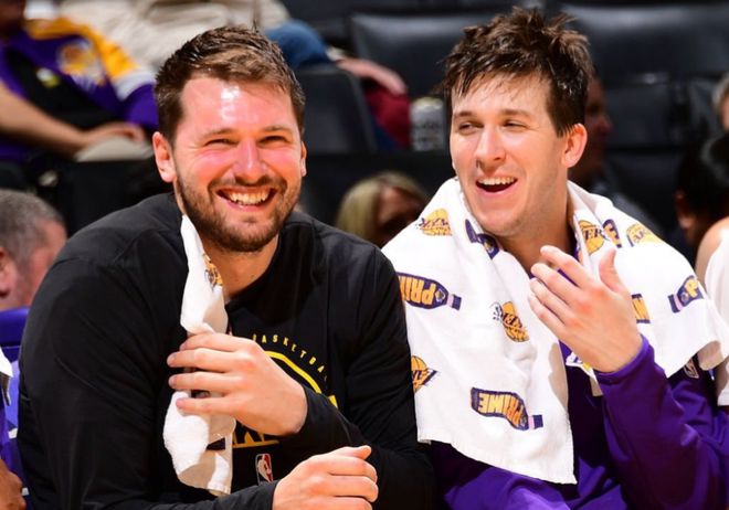 湖人核心里夫斯逐步回归训练 东契奇首轮复出无