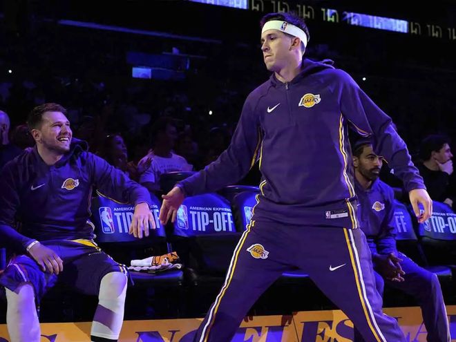 湖人核心里夫斯逐步回归训练 东契奇首轮复出无