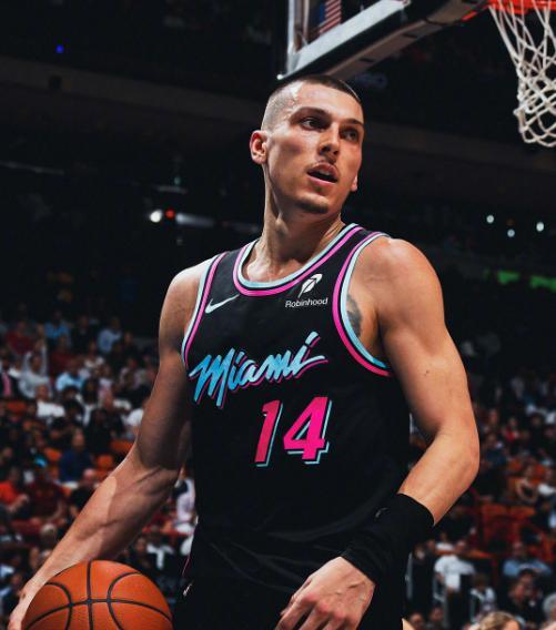 阿德巴约23+16率队逆转76人 热火终结两连败